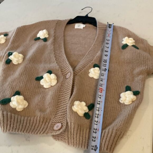 Luna Ivy Cottagecore beige cropped knit cardigan 3D crocheted Rose Sweater med - Picture 7 of 8